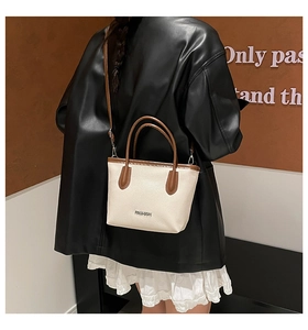 Détail du sac cabas rétro en similicuir avec bordure contrastée et bandoulière