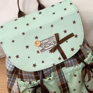 Preppy-Rucksack in Minzgrün und Braun mit Karomuster, Sternen und Schleifendetail