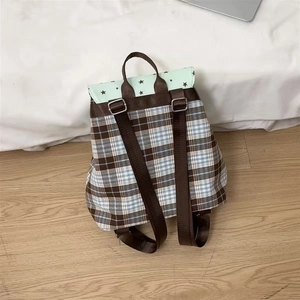 Detailsicht des karierten Rucksacks mit Sternenmuster und verstellbaren Trägern
