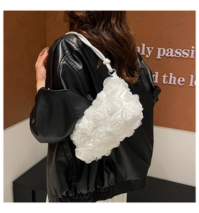 Détail d'un sac à main blanc en mesh rose 3D sur un mannequin en veste de cuir noir