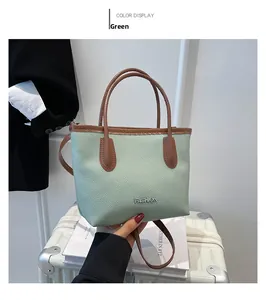 Détail du sac cabas vert avec anses brunes et logo de mode dans un cadre de bureau