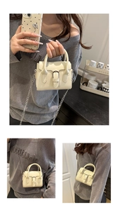 Mini bolso bandolera crema con cadena plateada y asas dobles puesto en modelo