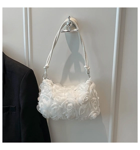Détail du sac à bandoulière en roses 3D blanches avec bandoulière nouée et texture