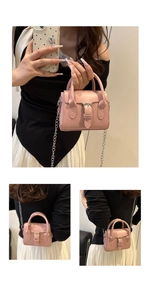 Bolso bandolera rosa con cadena de metal y detalle de hebilla de cinturón decorativa