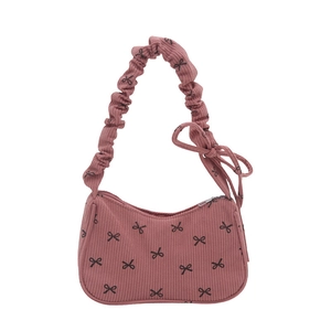 Sac hobo en velours côtelé rose avec imprimés nœuds noirs et bandoulière à volants