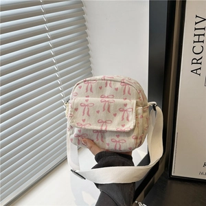 Sac bandoulière en velours côtelé crème avec imprimés nœuds et sangle blanche