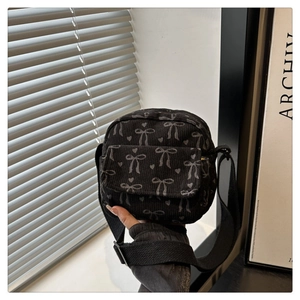 Sac bandoulière en velours côtelé gris foncé avec motifs nœuds et bandoulière large