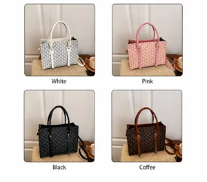Collage di borse tote chic in bianco, rosa, nero e caffè con stampa di lettere M all-over