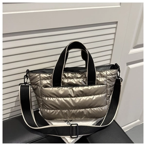 Bolso tote acolchado oro champán con correas negras y acabado de efecto metálico