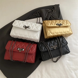Borsa a tracolla trapuntata minimalista in quattro colori con chiusura in metallo retrò