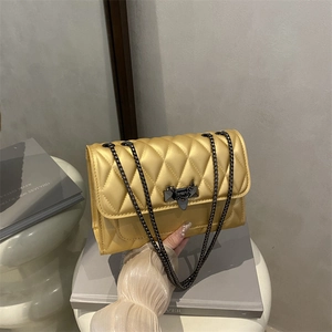 Borsa a tracolla giallo brillante trapuntata con cuciture a rombi e catena scura