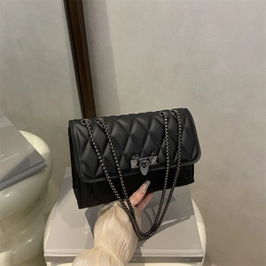 Borsa a tracolla nera trapuntata con catena dorata e chiusura in metallo di moda