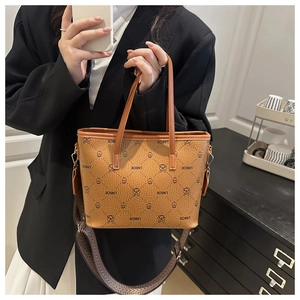 Détail du sac cabas marron vintage avec motif ours et large bandoulière en jacquard