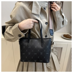 Détail du sac cabas imprimé avec motif cartoon et bandoulière géométrique large