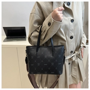 Détail du sac cabas noir imprimé avec bandoulière large en motif chevrons et dessin