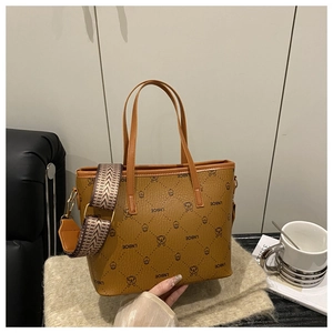 Grand sac cabas marron avec motif logo, large bandoulière en tissu et espace intérieur