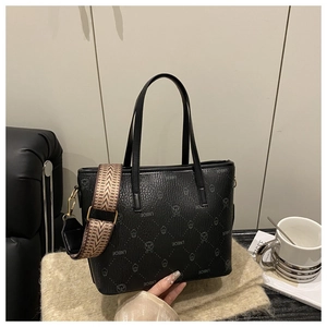 Détail du sac cabas noir avec imprimé dessin animé et large bandoulière tissée