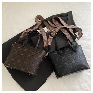 Detalle de mini bolsos tote estampados con correas anchas y estampados de dibujos