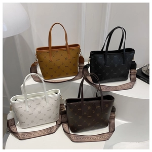 Vista detallada de cuatro bolsos tote estampados en varios colores con correa ancha