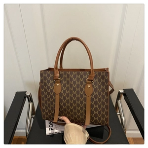 Borsa tote marrone retrò con stampa a lettere M e tracolla sottile regolabile