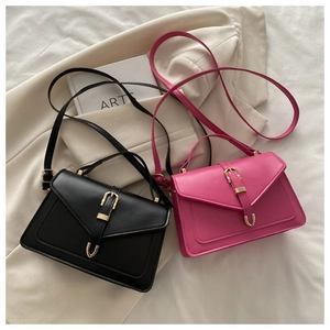 Détail de sacs bandoulière élégants en noir et rose avec boucles métalliques dorées