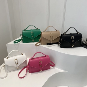 Sac bandoulière minimaliste à boucle fer à cheval en vert beige noir blanc rose