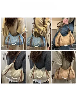 Détail du sac cabas montrant la chaîne de perles et la texture du cuir matelassé