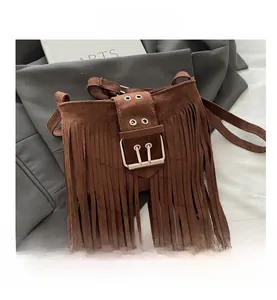 Primo piano della borsa in finta pelle scamosciata marrone con grande fibbia in metallo
