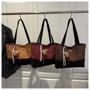 Tres bolsos tote patchwork en marrón y burdeos con colgantes de oso y logotipos de metal