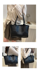 Gros plan détaillé d'un sac cabas en cuir tressé noir avec un motif à larges mailles