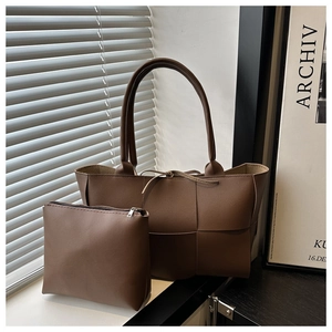 Vue détaillée d'un ensemble cabas en cuir tressé marron foncé avec pochette zippée