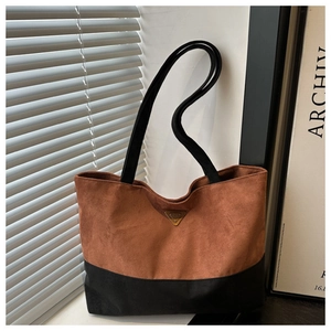 Bolso tote en ante marrón y cuero negro con detalle de logo metálico triangular