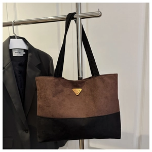 Bolso tote de ante marrón y cuero negro con diseño de patchwork y logo metálico triangular