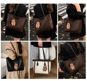 Dettagli di borse tote in pelle con ciondolo a forma di orsetto in stile street-style