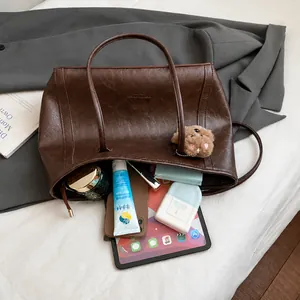 Vista dettagliata dell'interno di una grande borsa tote marrone con ampio spazio e stile