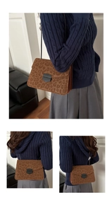 Détails du sac bandoulière léopard marron avec chaîne métallique et boucle en forme d'écu