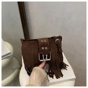 Borsa a tracolla in pelle scamosciata marrone scuro con frange e fibbia argento