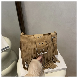 Borsa a tracolla boho in camoscio marrone con frange dense e fibbia metallica doppia