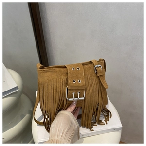 Borsa a tracolla in finta pelle scamosciata marrone con frange e fibbia argento