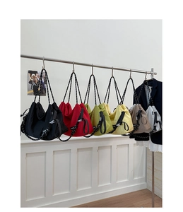 Sacs cabas spacieux en six couleurs avec bandoulières tendance pour le quotidien