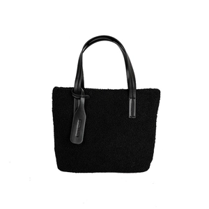 Elegante borsa a secchiello in peluche nero con manici in pelle per la moda autunno-inverno