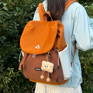 Modischer Colorblock-Reiserucksack mit Kordelzugklappe und süßem Plüschanhänger