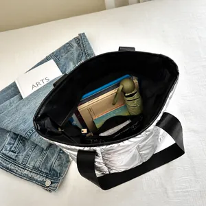 Macro-opname van de ruime binnenkant van deze zilveren gewatteerde shopper voor dagelijks gebruik
