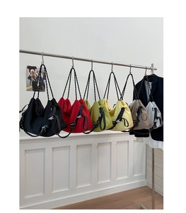 Sélection de grands sacs fourre-tout à cordon en noir, rouge, vert et tons beiges