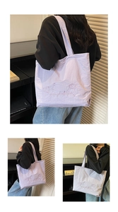 Detalle del bolso tote de nailon lavanda con bordado de corazón y diseño ligero de gran capacidad