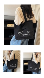 Primer plano del bolso tote negro con estampados de corazones y estrellas a mano