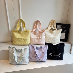Bolsos tote grandes de lona minimalistas en seis colores pastel con bordado fino