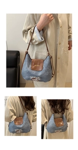 Dettaglio della borsa hobo con texture denim, finiture in pelle e ricamo cartoon