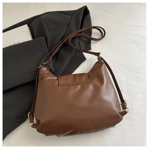 Dettaglio borsa tote in pelle opaca marrone con tracolla regolabile e cuciture dei materiali