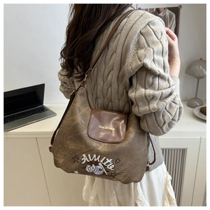 Dettaglio della borsa tote in tela marrone vintage con grafica Amie e patta in pelle